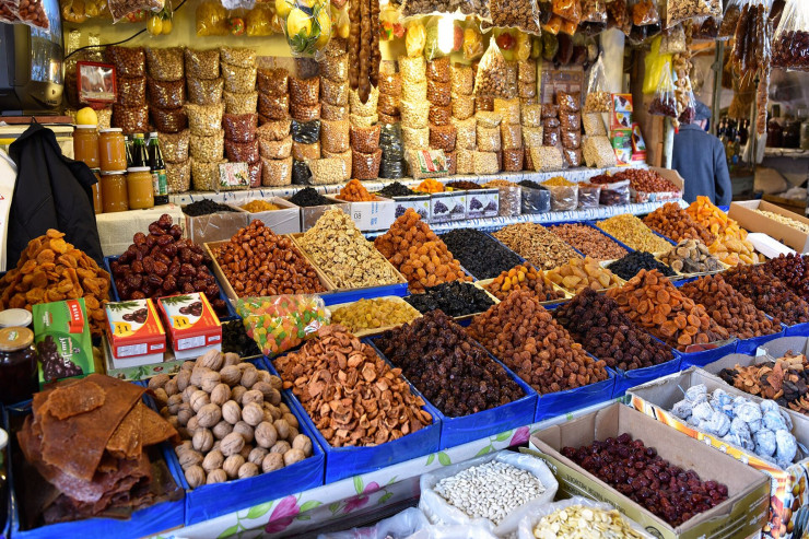 Bakıda mağazadan 4 minlik quru meyvə  oğurlandı