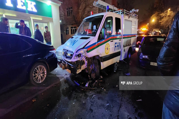 Bakıda FHN-in texnikası qəzaya düşdü, xəsarət alanlar var - FOTO 