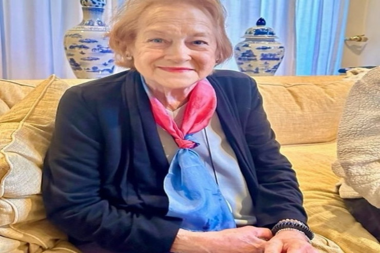 Məşhur aktrisa  90 yaşlı anasını   göstərdi – Görün nə dedilər