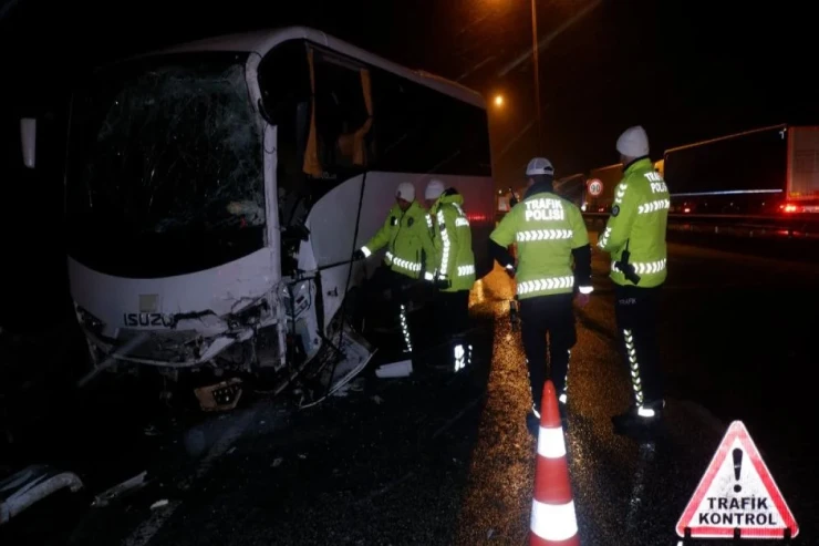 Maşın avtobusla toqquşdu, 10 polis yaralandı