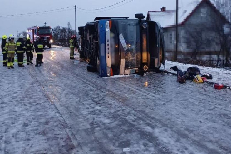 Avtobus buzlu yolda aşdı, 20 nəfər... 