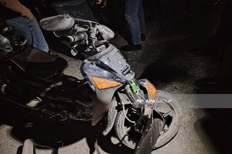 Moped sürücüsü necə yıxıldısa... – GƏNCƏDƏ FACİƏ 