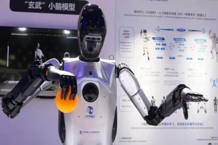 Dünyanın ilk "emosional" robotu - Görün nələr bacarır 