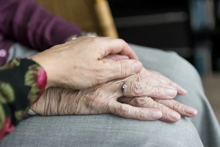 108 yaşlı qadın uzunömürlülüyün qeyri-adi sirrini bölüşdü: "Uşaqlara yox, itlərə sahib olun" 