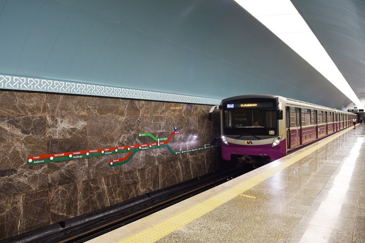 Bakı metrosunda qatarlar yubandı 