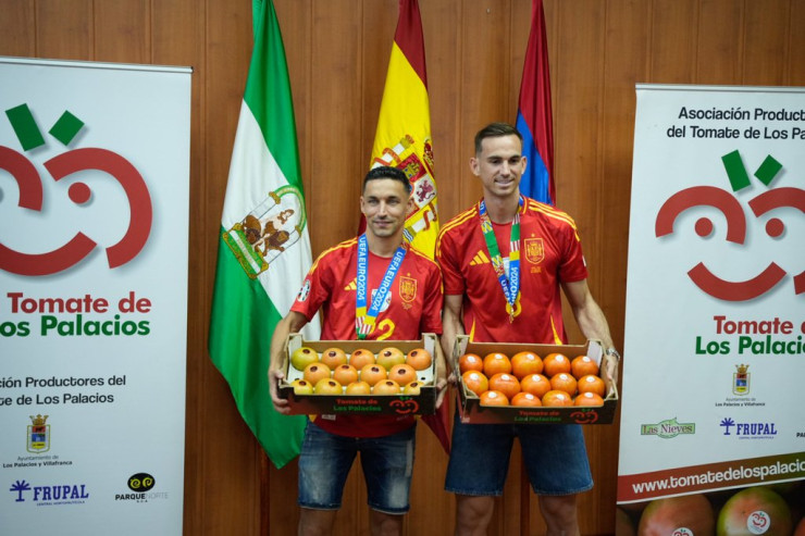 Avropa çempionu olan ispaniyalı futbolçulara pomidor verdilər 