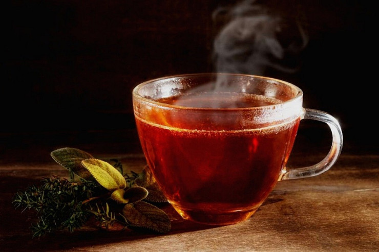 İsti havalarda qaynar çay içmək  olar? – Həkimdən məsləhət