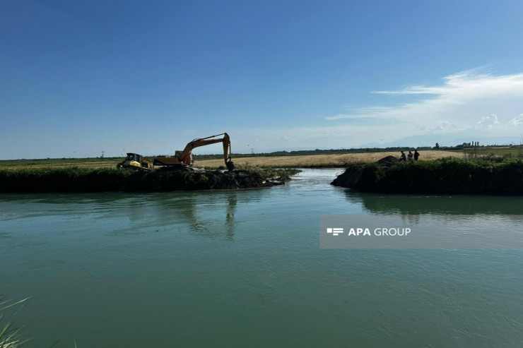 Yevlaxda Qarabağ kanalının bəndi uçdu,  ətraf əraziləri su basdı 