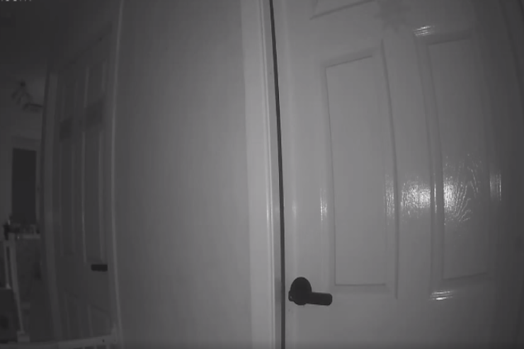 Ana evə kamera   quraşdırdı: Gördükləri onu şoka saldı - VİDEO 