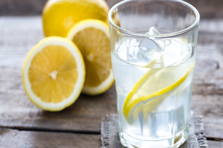 Limonlu su arıqlamağa  kömək edir?  – Dietoloqların fikri
