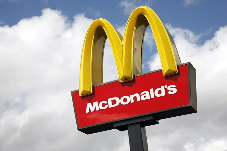 "McDonalds"ın işçisi sifarişdən narazı qalan müştərini  güllələdi - VİDEO 