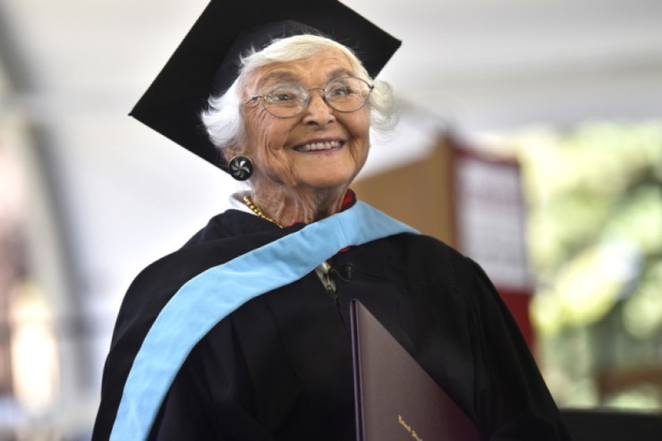 105 yaşlı qadın məşhur universitetin  magistr diplomunu   aldı