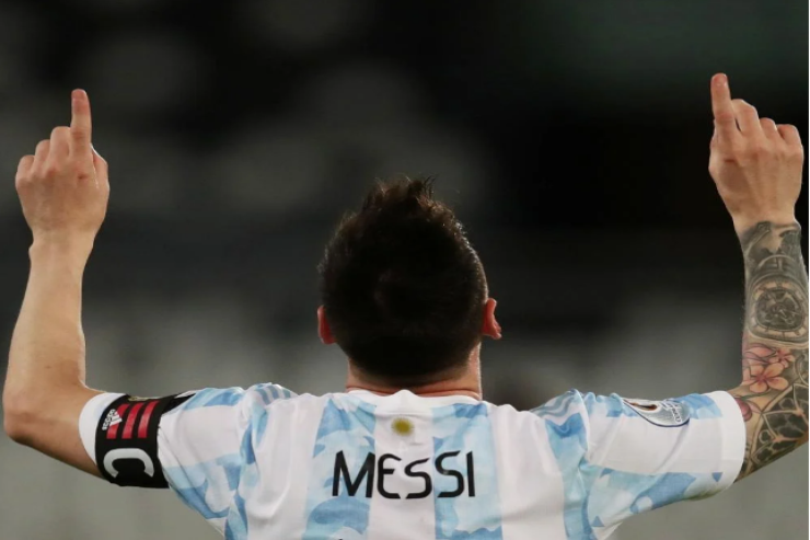 Messi kimi bütün zamanların ən yaxşı idmançısı  hesab edir?