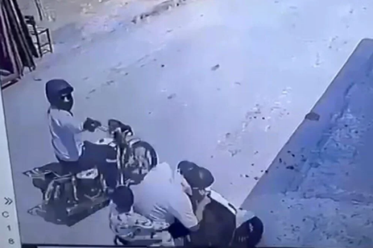 Nəvələrinin gözü qarşısında  motosikletdə başından vuruldu -VİDEO 