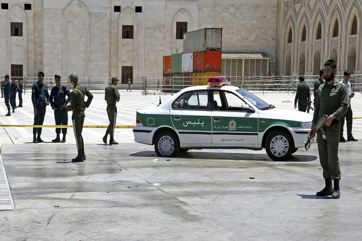 İranda seçki qutularını daşıyan maşına HÜCUM EDİLDİ 