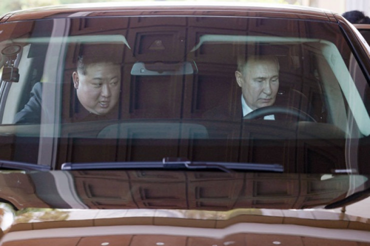 Putin Kim Çen Ina Cənubi Koreya ehtiyat hissələri olan  limuzin hədiyyə edib