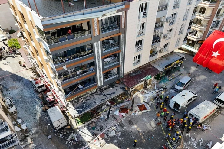 İzmirdə baş verən güclü partlayış anı -VİDEO 