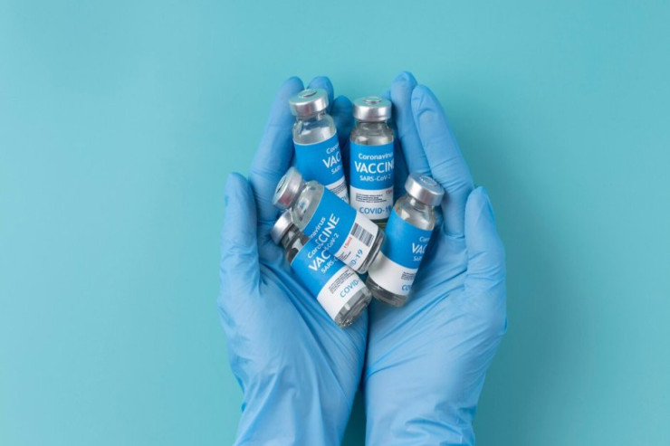 62 yaşlı kişi COVID-ə qarşı 217 dəfə  peyvənd   olundu