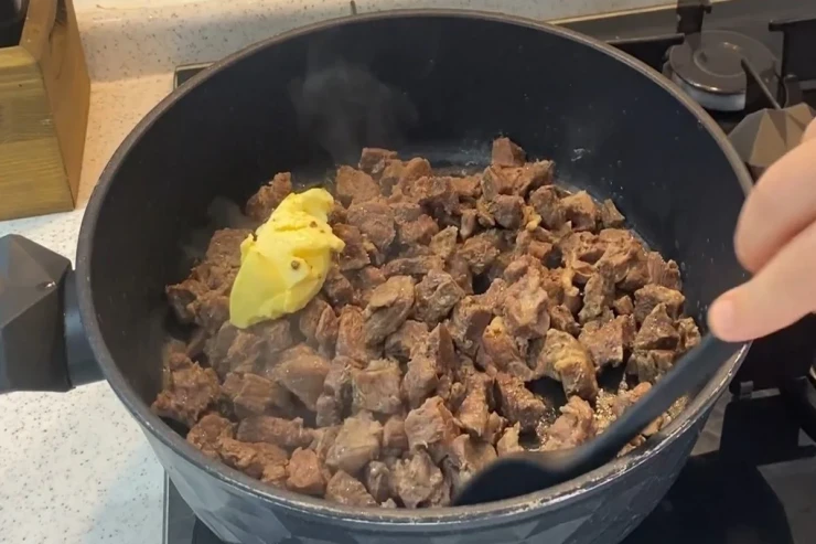 Ət qovurarkən tavaya bir qaşıq əlavə edin 