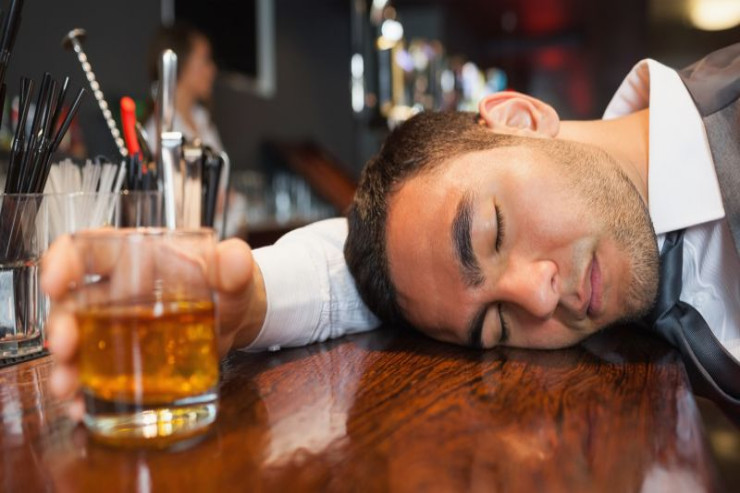 Alkoqoldan  asılı olduğunuzu   başa düşmək üçün nələrə diqqət etməlisiniz?