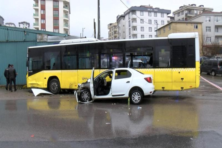 Maşın avtobusa çırpıldı, yaralıllar var