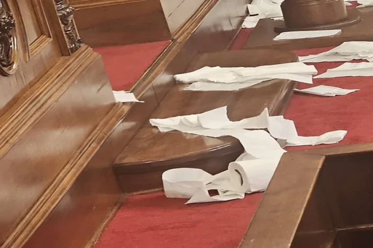 Parlamentdə  tualet kağızı oğurluğu   ilə bağlı MÜBAHİSƏ