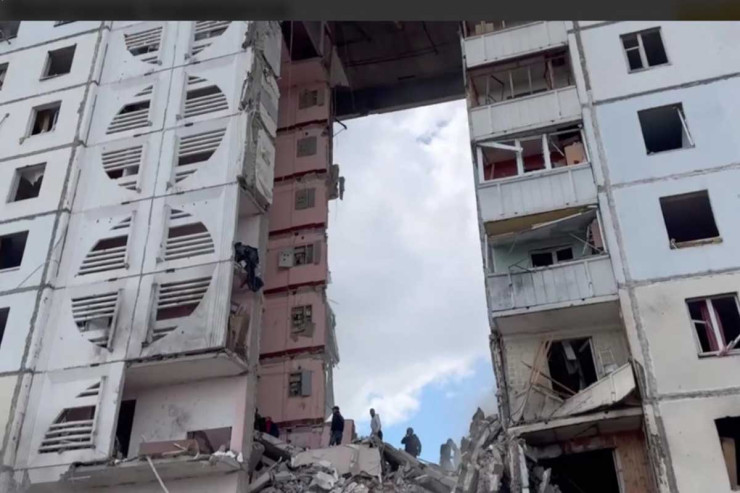 Yaşayış binası vuruldu: Dağıntılar altından 14 nəfərin meyiti  çıxarıldı  -YENİLƏNİB-4 