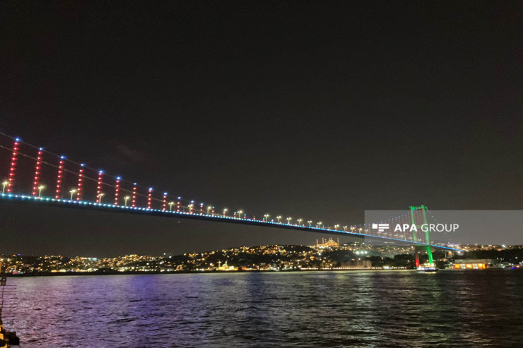 İstanbulda üç körpü  Azərbaycan bayrağının   rəngləri ilə işıqlandırıldı -VİDEO 