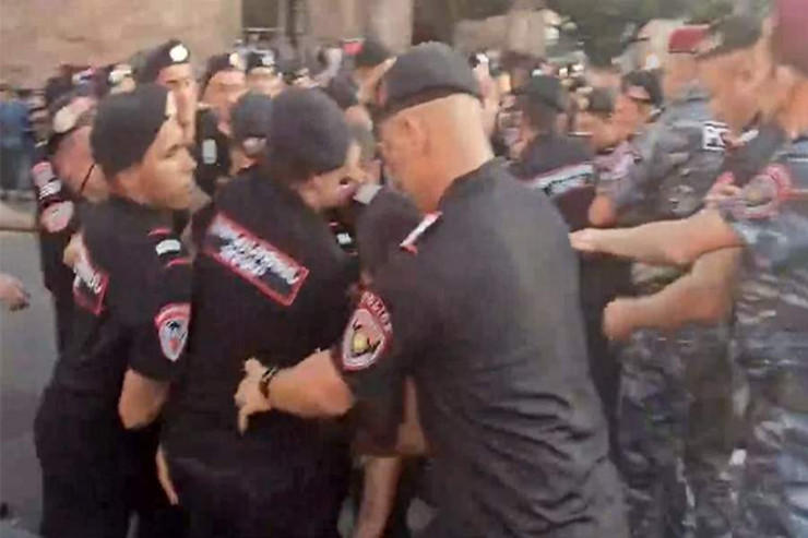 İrəvanda polislə etirazçılar arasında toqquşma  - VİDEO 