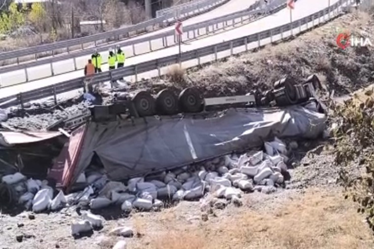 Təhlükəli yolda TIR aşdı, qurtulmağa çalışan azərbaycanlı sürücü  öldü