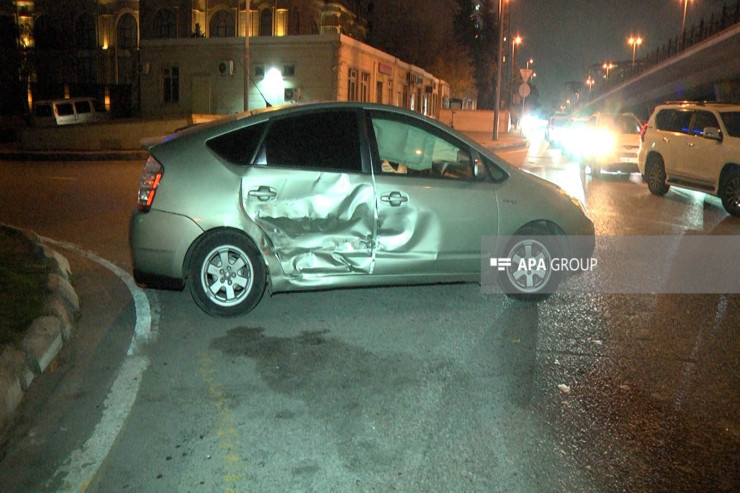 Bakıda “Prius” "BMW" ilə toqquşdü - FOTO 