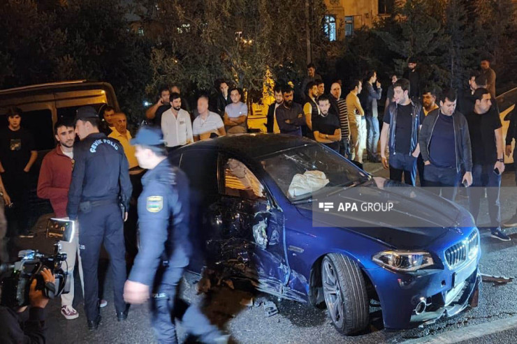 Bakıda "BMW" işıqfora ÇIRPILDI 