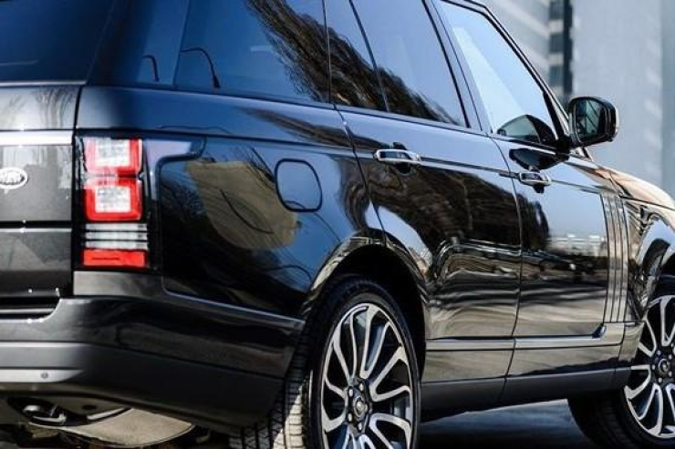 Bakıda "Range Rover"dən  bahalı paltar oğurlandı