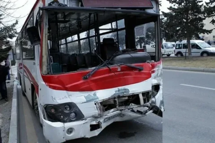 Bakıda avtobus piyadanı vurdu 