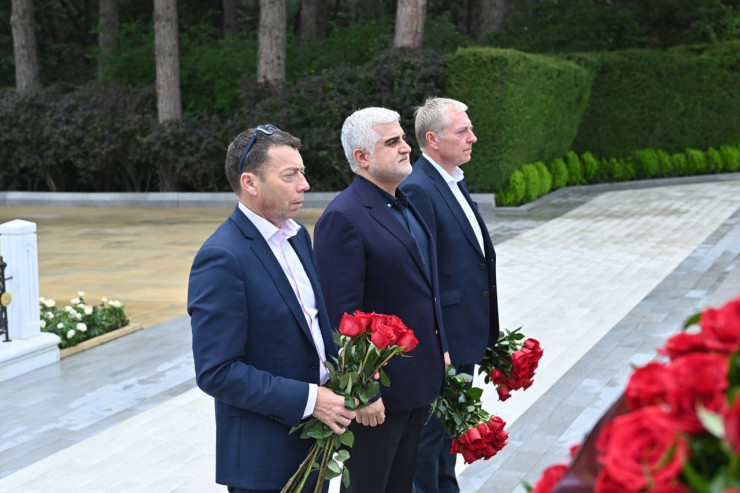 Böyük Britaniya Lordları Fəxri Xiyabanı Ziyarət ediblər -FOTO 