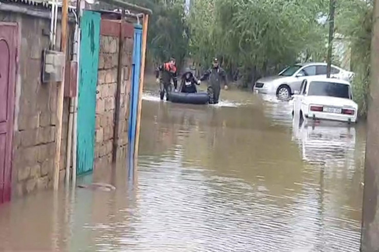 Bakı və Abşeronda su basmış ərazilərdə tədbirlər görülür, 31 nəfər təxliyə edilib -VİDEO  + FOTO 