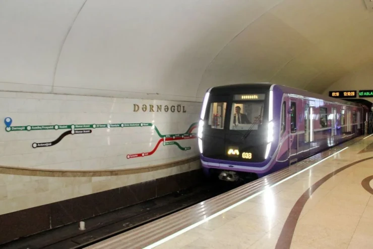 Bakı Metrosunda  YUBANMA