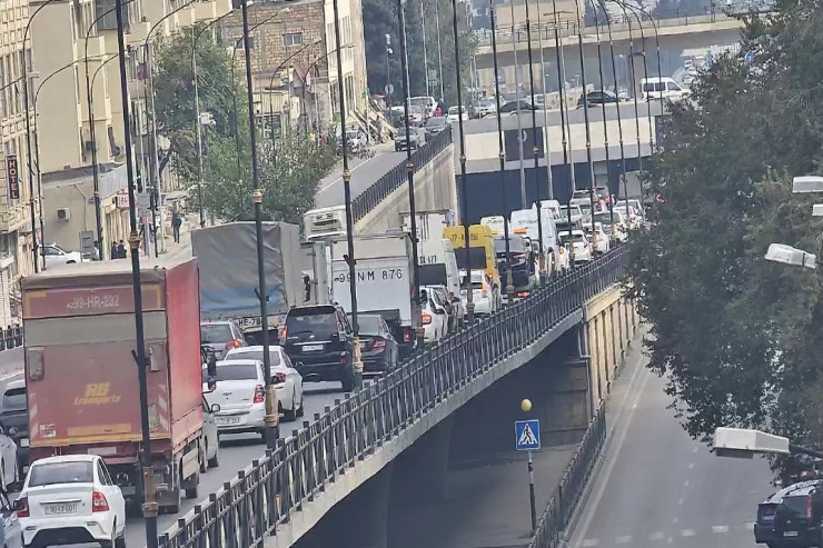 Bakıda tuneldə qəza:  Dərnəgül yolu tıxandı