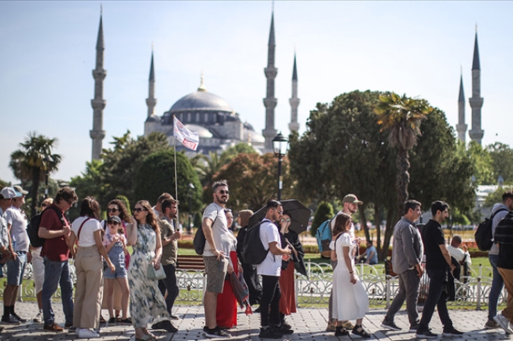 Qadın turist 4500 manata 10 ölkəni gəzdi  - Bunu necə etdi?