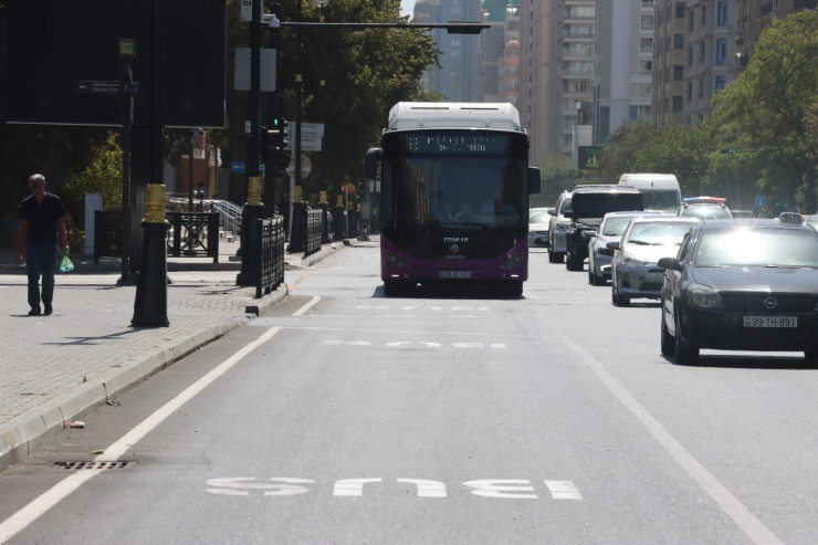 Bakının daha bir yolunda avtobus zolağı 