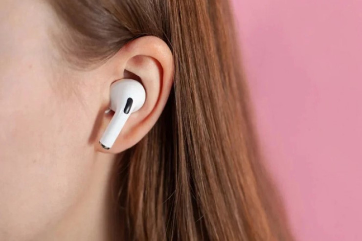 “Apple”dən bir ilk – “AirPods”lar eşitmə cihazına çevriləcək 