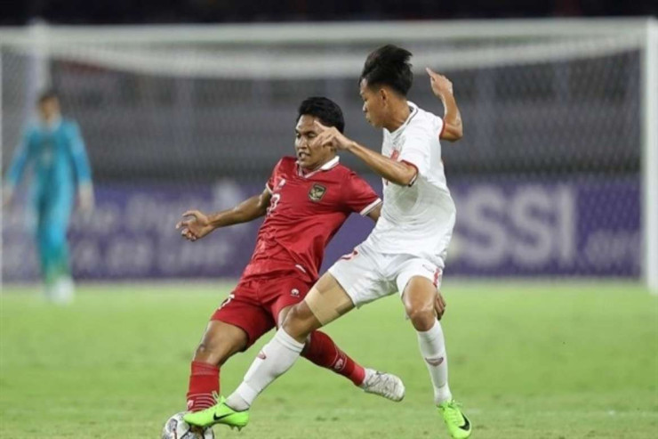 Futbolçu "penalti" təyin edən hakimi nokauta saldı - VİDEO 