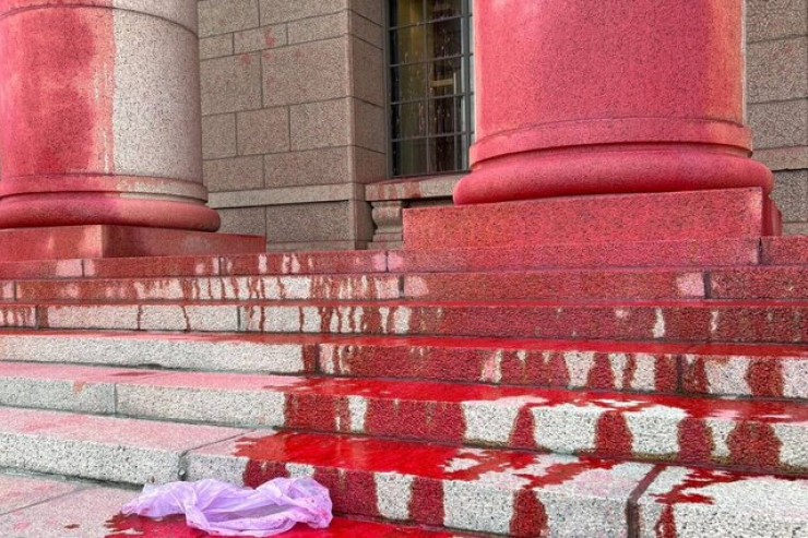 Parlament binasının girişi qırmızı rəngə  boyandı