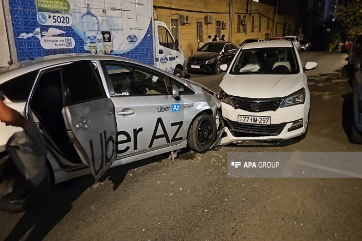 Bakıda 4 avtomobil toqquşdu, taksi sürücüsü xəsarət aldı 