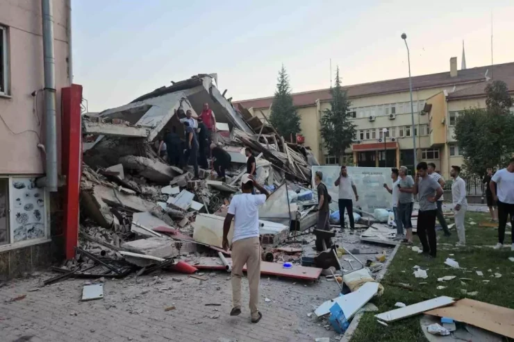 Türkiyədə dağıntılar altında qalan 6 nəfərdən 5-i xilas edildi