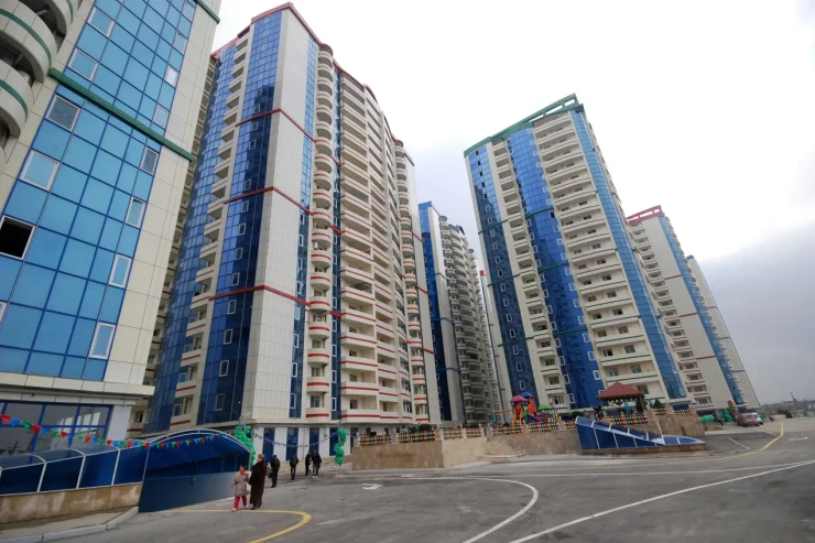 "Razin"dəki "Akkord"un binasında FACİƏ:  17 yaşlı qız 10-cu mərtəbədən düşüb öldü