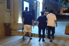 Şəhidlər Xiyabanında qeyri-etik videolar çəkən turistlər həbs edildi - YENİLƏNİB 