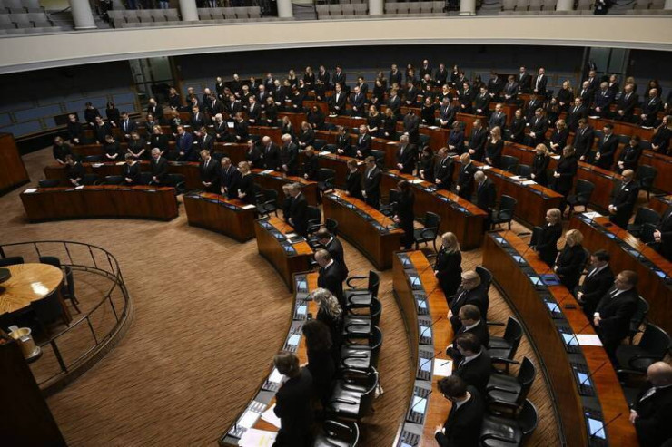 Deputat parlament binasında intihar etdi 