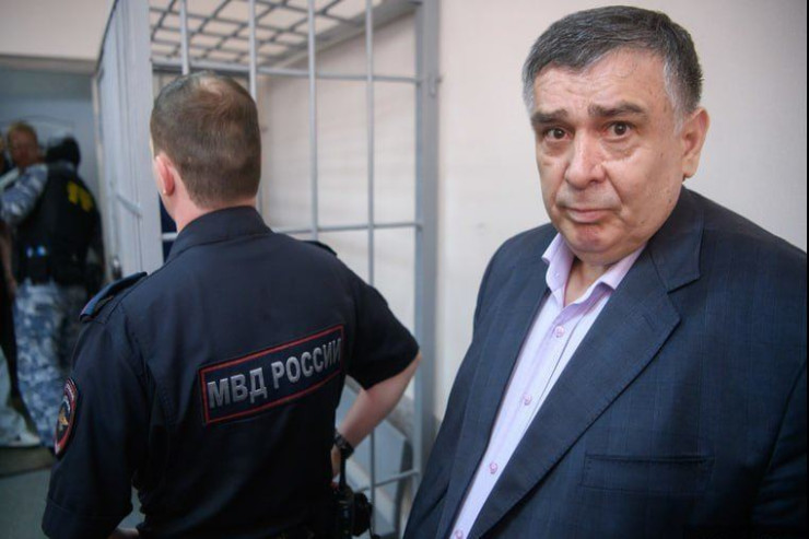 Şahin Şıxlinski "toyuq hini"  boyda kamerada saxlanılır: "Hər an ölə bilər" 