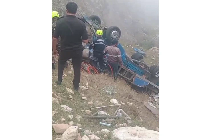 Qubaya film çəkməyə  gedənlərin maşını dərəyə aşdı: ölən və yaralanan var 